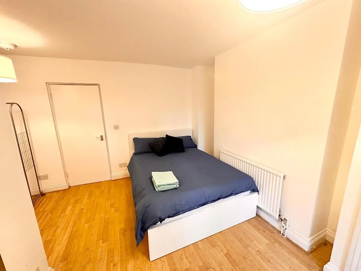 Flat-By Lewisham Train Station Apartment London
