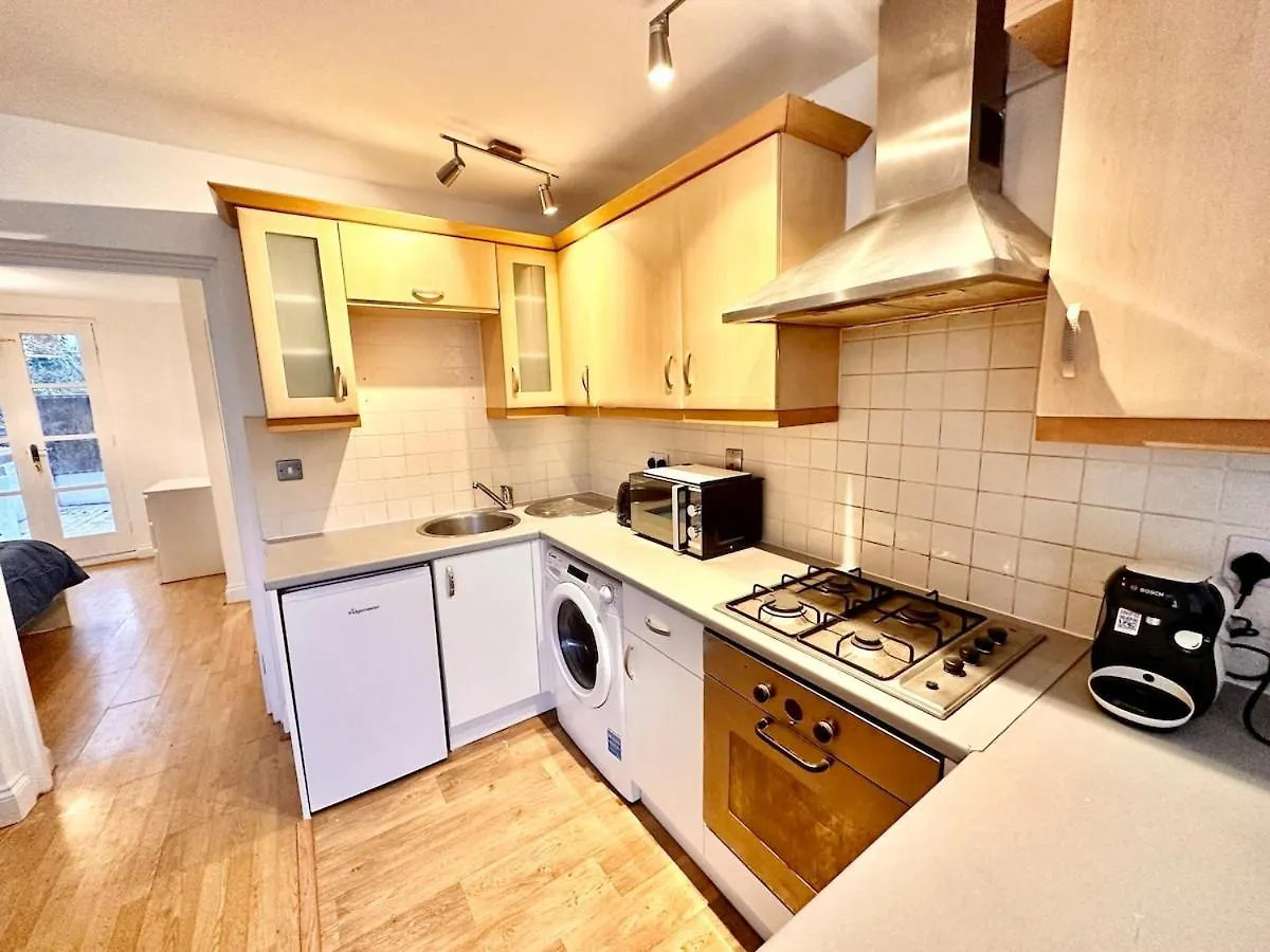 Flat-By Lewisham Train Station Apartment London