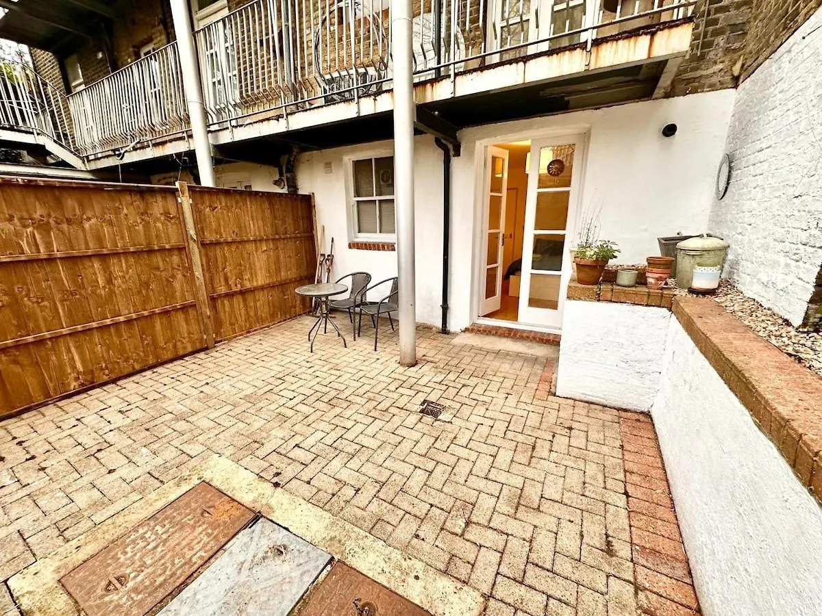 Flat-By Lewisham Train Station Apartment London
