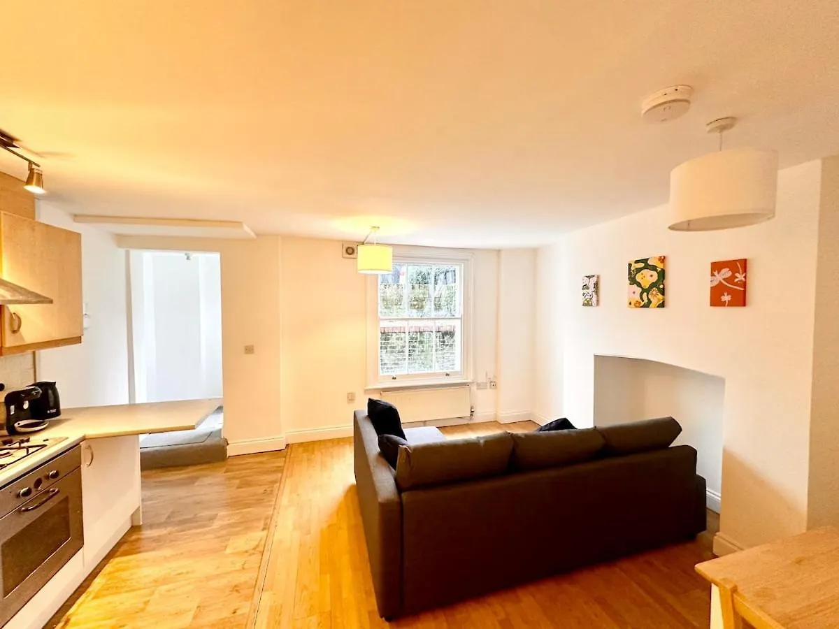 Flat-By Lewisham Train Station Apartment London