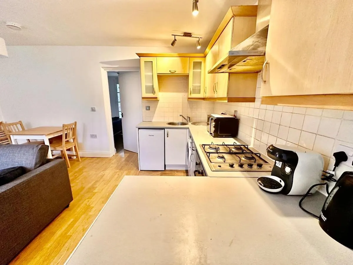 Flat-By Lewisham Train Station Apartment London